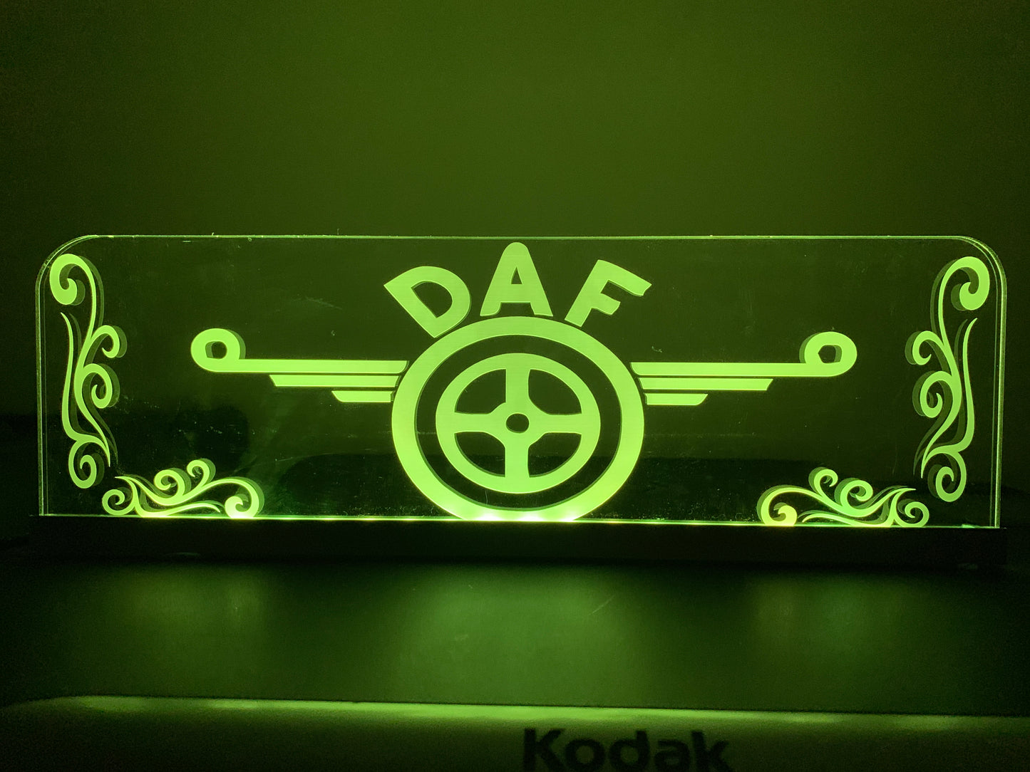 Maßgeschneiderte 12-V-/24-V-LKW-Innenkabine mit graviertem USB-LED-Licht, 7-farbige RGB-Fernbedienung 30 Einzigartiges Design für LKW-USB-Kabel