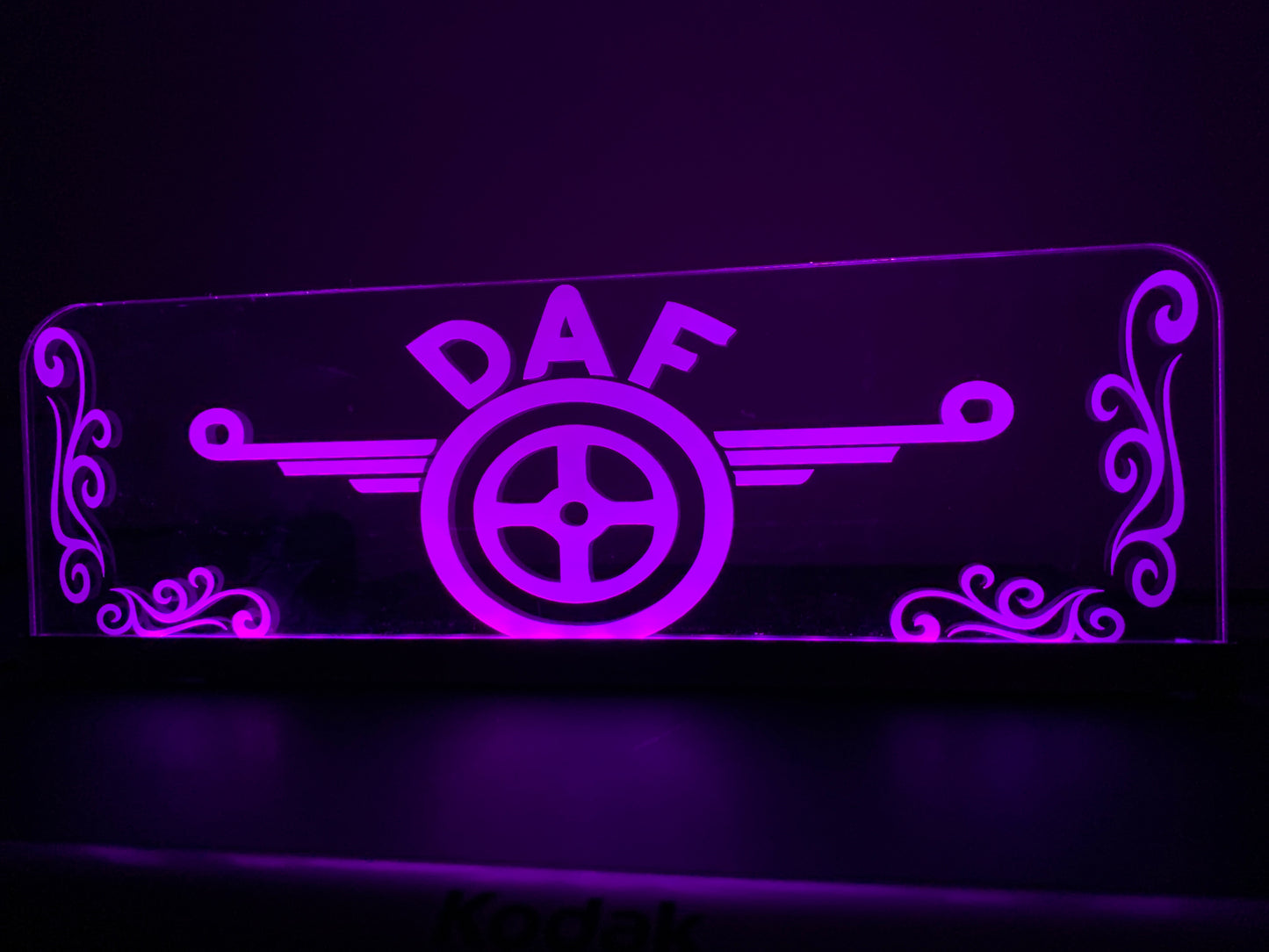 Maßgeschneiderte 12-V-/24-V-LKW-Innenkabine mit graviertem USB-LED-Licht, 7-farbige RGB-Fernbedienung 30 Einzigartiges Design für LKW-USB-Kabel