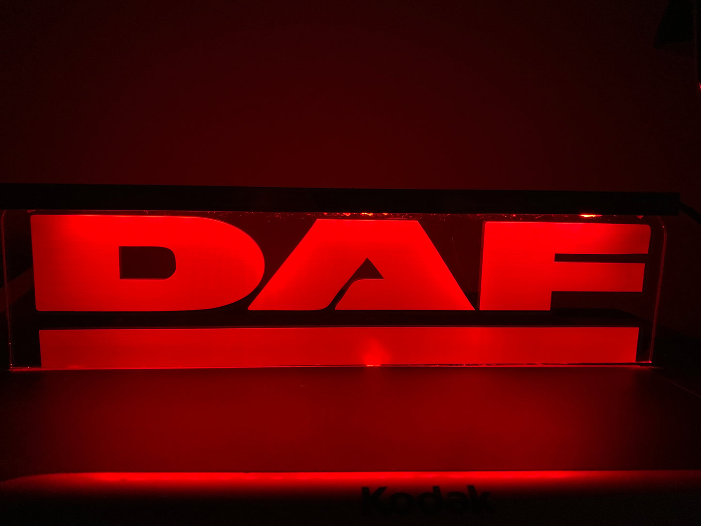 Maßgeschneiderte 12-V-/24-V-LKW-Innenkabine mit graviertem USB-LED-Licht, 7-farbige RGB-Fernbedienung 30 Einzigartiges Design für LKW-USB-Kabel
