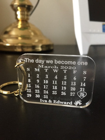Personalisierter Kalender-Schlüsselanhänger, besonderes Datum, mit vergoldetem Spaltring, inklusive Geschenktüte