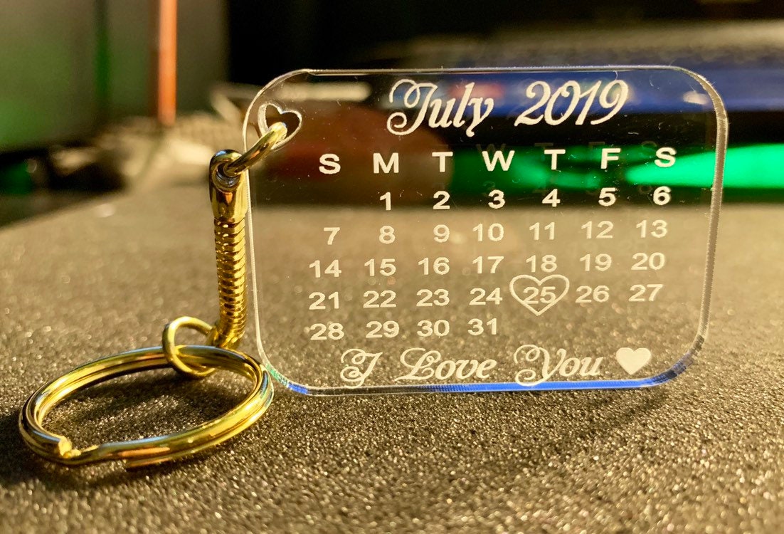 Personalisierter Kalender-Schlüsselanhänger, besonderes Datum, mit vergoldetem Spaltring, inklusive Geschenktüte