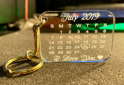 Personalisierter Kalender-Schlüsselanhänger, besonderes Datum, mit vergoldetem Spaltring, inklusive Geschenktüte