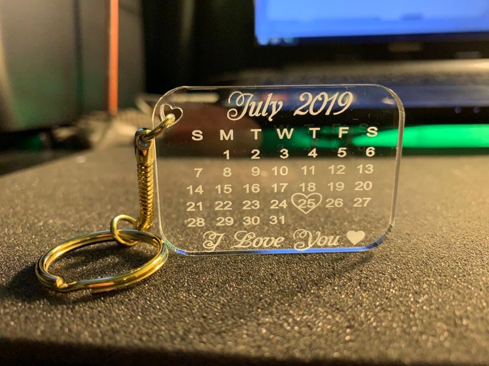 Personalisierter Kalender-Schlüsselanhänger, besonderes Datum, mit vergoldetem Spaltring, inklusive Geschenktüte
